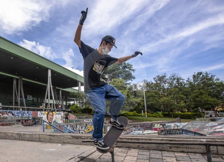 Los deportistas de skateboarding aprovecharon para sacar sus tablas y practicar en la pista.