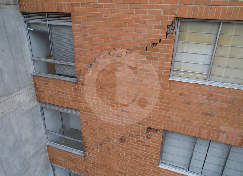 Grietas en muros del edificio, como esta, y una falla en una columna en Bernavento llevaron a que la Alcaldía desalojara dos edificios vecinos. FOTOS Esteban Vanegas