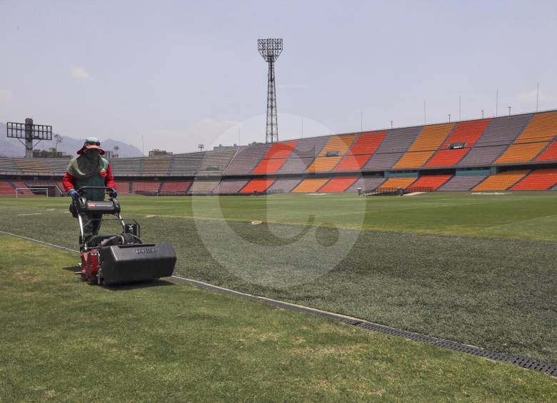 Debido a la suspensión, en el Atanasio Girardot solo se realizan por ahora trabajos de mantenimiento de la gramilla y del escenario donde compiten Nacional y Medellín. FOTO Edwin Bustamante