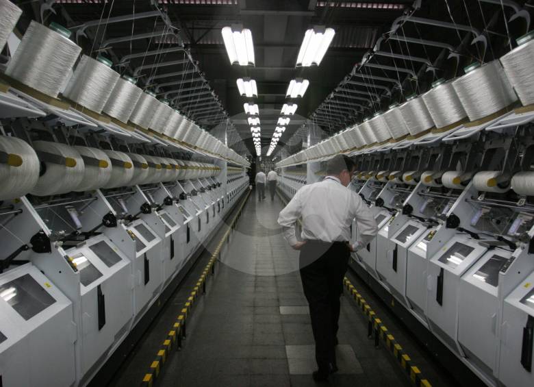 La cooperativa tiene 700 afiliados de Enka, empresa que dio vida a esta entidad que ahora sueña por otros 50 años. Renovación generacional es el desafío del cooperativismo. FOTO Esteban Vanegas