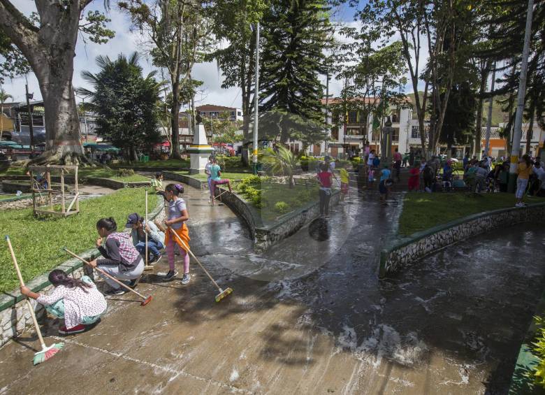 En el municipio de Amalfi (Nordeste de Antioquia), la empresa de servicios de aseo deberá asumir la tarea de lavado de calles y poda de árboles y césped. La comunidad está inconforme. FOTO archivo
