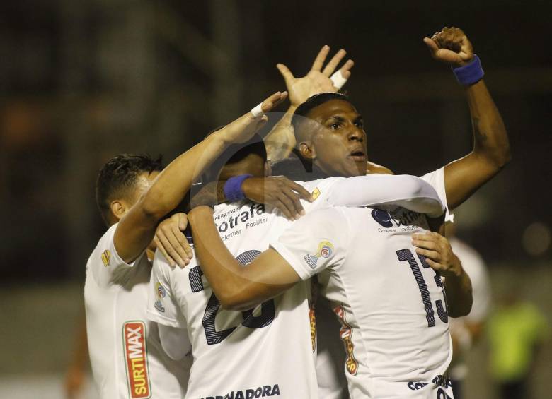 Johan Arango tuvo una gran actuación anoche en el estadio Polideportivo Sur de Envigado y hasta tuvo para dedicarle a los que le dicen borracho su primer gol, hizo dos. FOTO Donaldo Zuluaga 