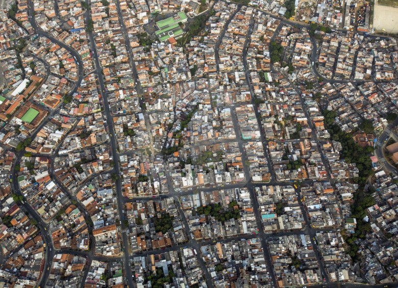 Imagen del nororiente de Medellín. El déficit de espacio público se manifiesta sobre todo en barrios informales. FOTO esteban vanegas