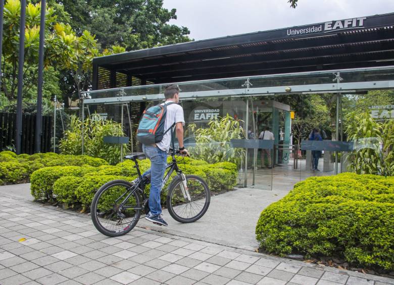 En Eafit se adecuaron 5 sitios que funcionan como talleres para quienes tienen ciclas. Foto carlos velásquez