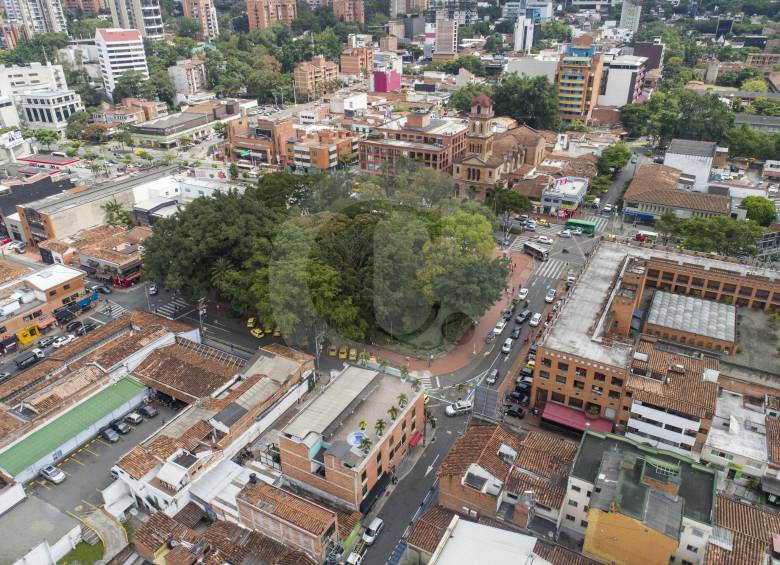 El Parque de El Poblado es ese oasis de árboles que sobrevive sobre la carrera 43A, entre calles 9 y 10. Un sitio con pocos metros pero muchos kilómetros de historia. FOTO esteban vanegas