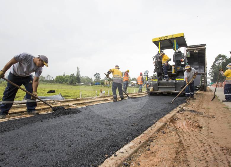 La idea es que las ciclorrutas que quedaron pendientes del cuatrienio pasado, como esta que se ejecuta en el Oriente, estén listas entre abril y junio. FOTO EDWIN BUSTAMANTE