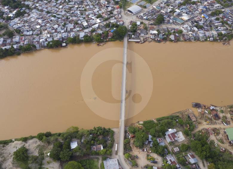 Este es el puente La Libertad sobre el río Nechi, que une al barrio Playa Rica, de El Bagre (arriba) con el corregimiento Palizada, de Zaragoza y que conecta con la Troncal de la Paz en el punto Escarralao, a través de una vía de 11 km. FOTO manuel saldarriaga