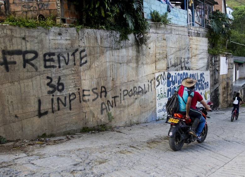Muro con un letrero alusivo a las disidencias, en el municipio de Briceño. FOTO Jaime Pérez