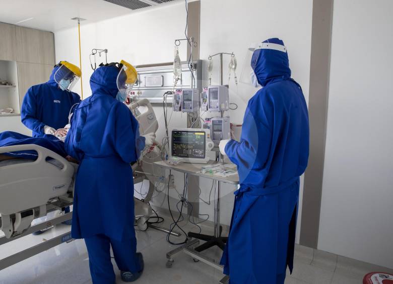 Colombia, según el Ministerio de Salud, hasta ayer tenía 1.545 pacientes en Unidades de Cuidado Intensivo (UCI) confirmados con covid y 1.695 con sospecha. FOTO esteban vanegas