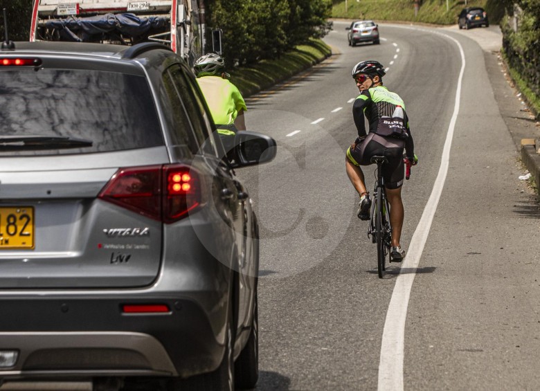 Respetar al ciclista y darle el espacio de mínimo 1,5 metros cuando se vaya a sobrepasar, algunas de las claves que dan los analistas para mejorar su realidad en Colombia. FOTO Carlos Velásquez