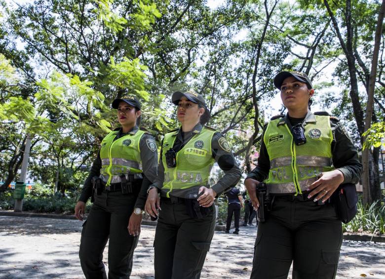 Las bachilleres se unirán a las patrulleras de la Policía que recorren las calles y sitios públicos de Medellín. Las auxiliares prestarán servicio militar voluntario por 12 meses. FOTO julio césar herrera