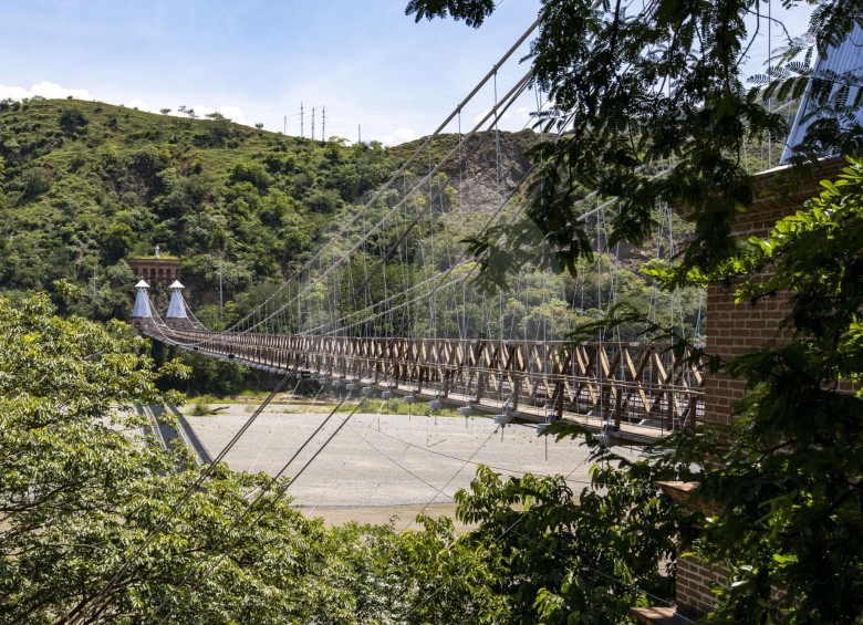 El puente de Occidente tuvo reparaciones hace dos años, cuando estuvo cerrado tres meses, entre el 24 de agosto y el 24 de noviembre de 2018. 291 metros es su longitud. FOTO Edwin bustamante