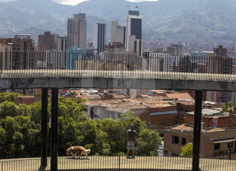En la reducción de homicidios de Medellín influyen el trabajo de las autoridades, el aislamiento social por la pandemia y acuerdos de no agresión entre bandas delincuenciales. En comparación con 2019, este año los asesinatos mermaron 42%. FOTO edwin bustamante