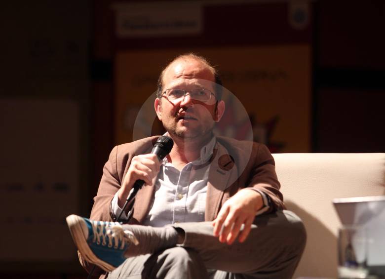 El periodista Daniel Samper fue acusado por el expresidente Álvaro Uribe de ser “violador de niños”. Samper tuvo el respaldo de los medios nacionales de comunicación. FOTO Manuel Saldarriaga