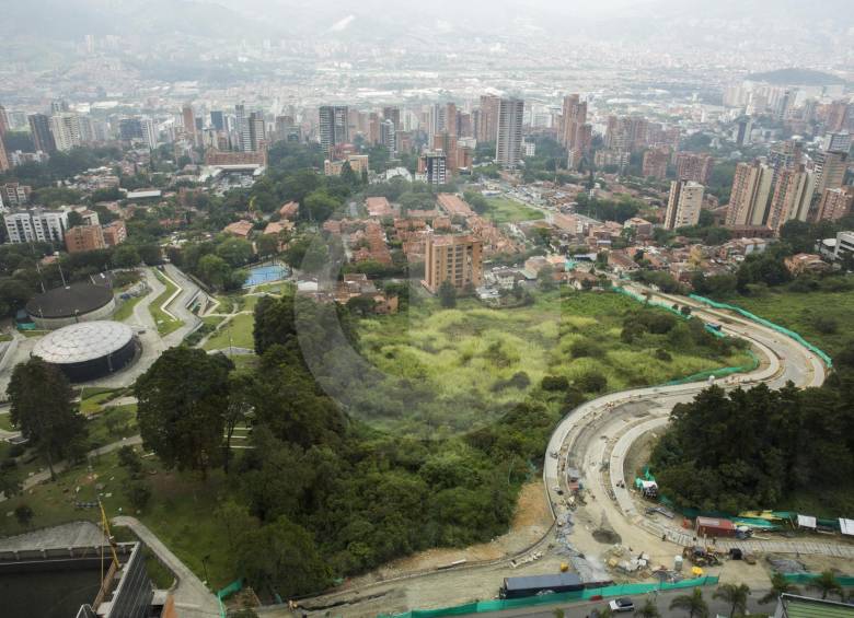 El lote colinda con la loma de Los Parra (en intervención), la UVA de El Poblado y el centro comercial El Tesoro. Actualmente es una zona verde sin uso comercial. FOTO Edwin Bustamante