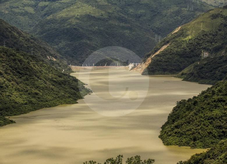 El embalse de Hidroituango, de hasta 70 kilómetros de longitud, alcanzó el martes los 406,17 metros del altura sobre el nivel del mar. Así se veía el pasado 5 de noviembre. FOTO JAIME PÉREZ