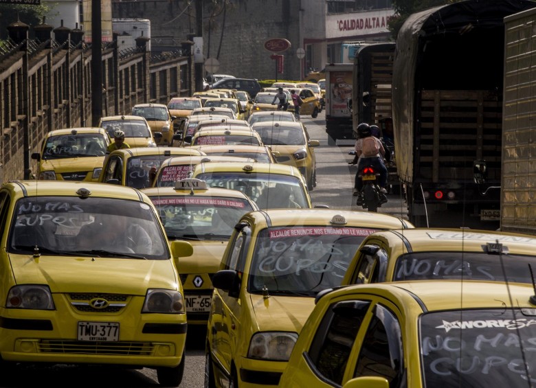Los taxistas marcharon en contra de nuevos cupos y los conductores de microbuses por una orden judicial que los obliga a reubicar las zonas de parqueo de sus vehículos. FOTO jaime Pérez