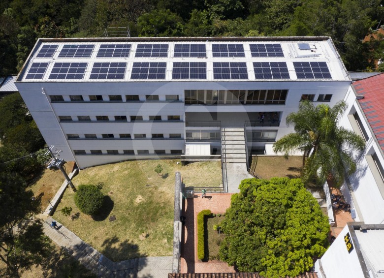 84 paneles solares fueron instalados en la Facultad de Minas, se espera que empiecen a funcionar en febrero para producir el 100% de la energía del bloque M8B. FOTO Manuel Saldarriaga Quintero