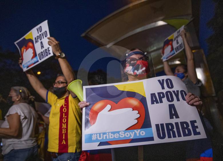 El jueves y viernes pasado en Cali, Medellín, Bogotá, Barranquilla y Montería, ciudadanos afines a Uribe salieron a las calles a expresar su apoyo. FOTO Carlos Velásquez