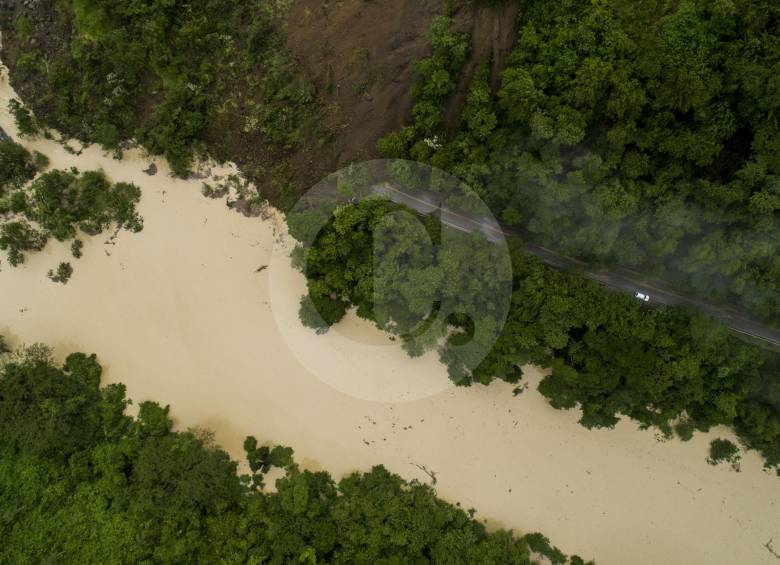 El material que se desprendió de la montaña tiene, en promedio, 300.000 metros cúbicos. Destruyó totalmente la banca de la vía. FOTOS: ESTEBAN VANEGAS