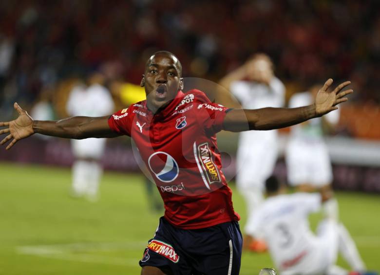 Ever Valencia, quien nació en Villavicencio, marcó el segundo tanto del Medellín sobre el Once Caldas para asegurar la victoria anoche en el Atanasio Girardot. FOTO Juan Antonio Sánchez