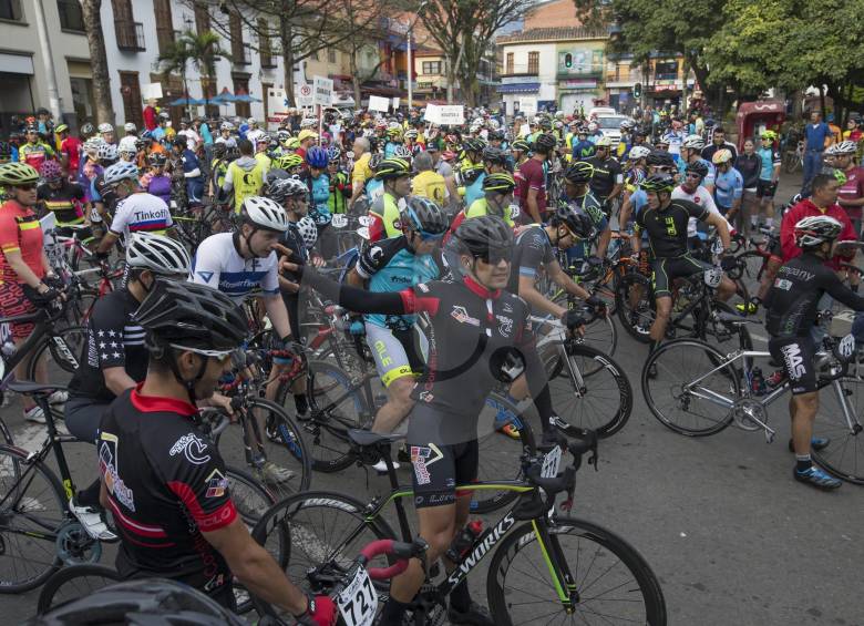 Desde las 6:30 de la mañana, la gente se aglomeró en el parque principal de Caldas con toda la expectativa.