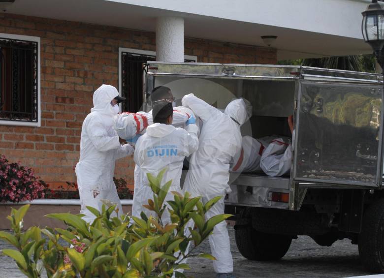 En la finca de la masacre hallaron un fusil AK47, una subametralladora MP5, dos revólveres y dos pistolas. Sobrevivió la mujer del mayordomo, quien dormía en una casa vecina. FOTO edwin bustamante