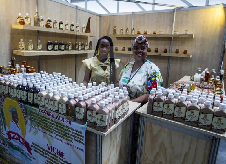 Benedicta Montaño y Angies Valencia ofrecen bebidas tradicionales del Pacífico. La primera, oriunda de Guapi, Cauca, cultiva saberes gastronómicos de sus ancestros. FOTO Jaime Pérez