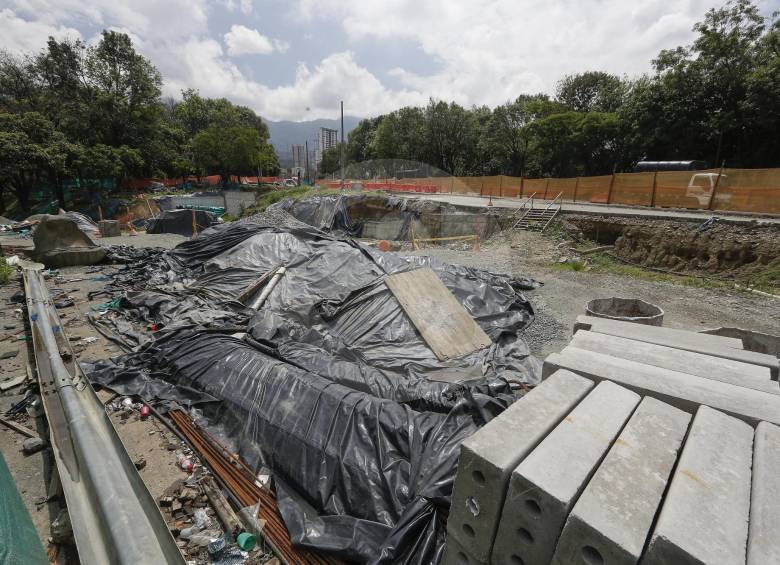 Así luce actualmente el tramo. En la 12 sur, en sentido occidente-oriente, se cayó la tela naranja en algunas zonas. Los materiales de construcción están arrumados. FOTO JUAN ANTONIO SÁNCHEZ