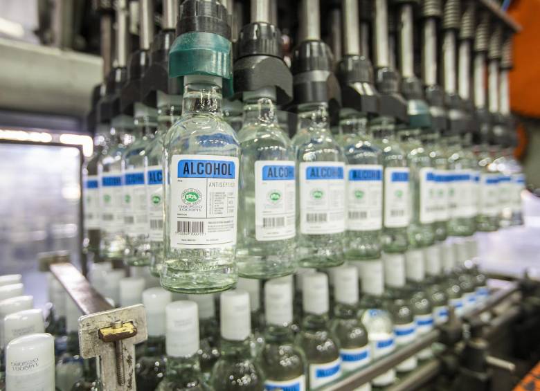 La Fábrica de Licores de Antioquia se sumó a la campaña Colombia Se Nota con la donación de 20.000 botellas de alcohol antiséptico para las comunidades del Amazonas. FOTO carlos velásquez