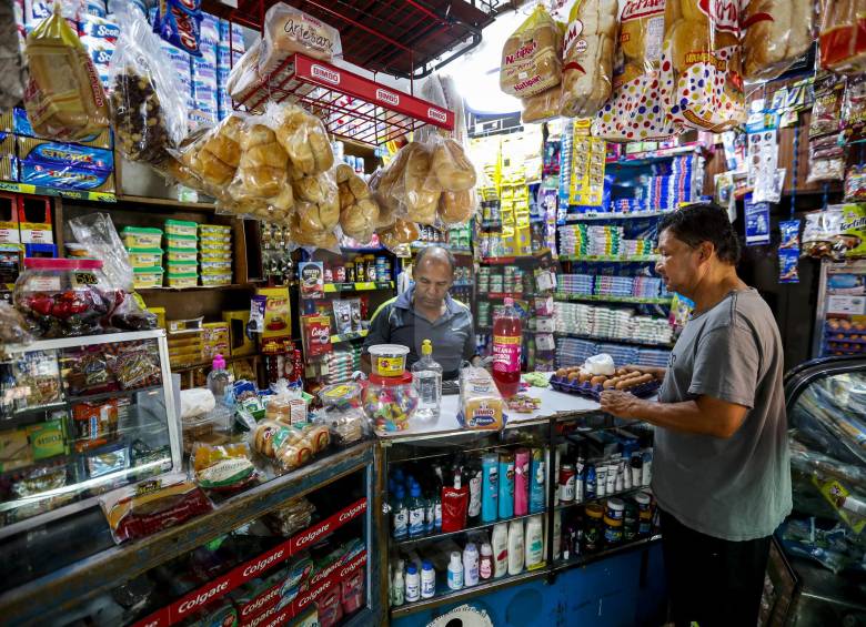 Fenalco y varias empresas de alimentos y bebidas lanzaron campaña para beneficiar a 214.000 tiendas de barrio en Colombia. Foto Jaime Pérez