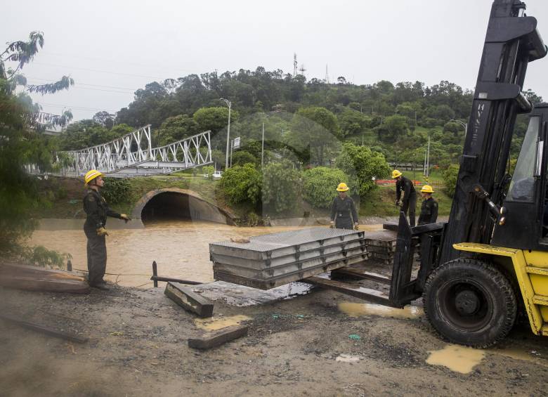 Dos de los tres puentes militares de Parques del Río tienen capacidad de carga de 40 toneladas, y el otro de 52 toneladas. Prestaron su servicio desde mayo de 2015 hasta junio de 2016, movilizando un promedio de 50.000 vehículos diarios. FOTO Esteban Vanegas