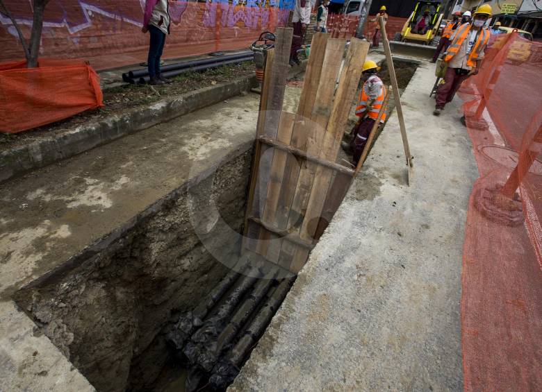En el sector de Guayabal se trabaja en la extensión de nuevo cableado de energía para atender la demanda proyectada al año 2027. FOTOS julio césar herrera