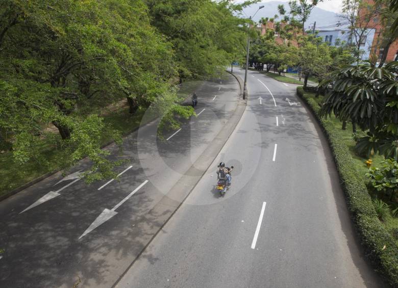 Solo transporte público y escasos carros particulares y motos se vieron por las calles de Medellín, fluidas como en pocas ocasiones. Algunos se movilizaron hasta en caballo, como la caravana de jinetes que recorrió la avenida de El Poblado. FOTO Julio Herrera, Juan A. Sánchez y Róbinson sáenz