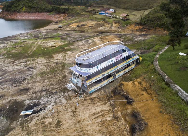 El Almirante permanece a un lado del embalse. Aún no se determina qué harán sus dueños con el barco. FOTO Esteban Vanegas