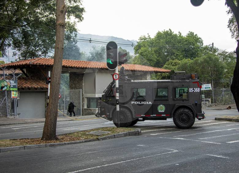 Hoy la universidad volverá a abrir las puertas para sus más de 28.000 estudiantes activos. Ayer se hizo limpieza y recolección de gases lacrimógenos y restos de explosivos. Foto Carlos Velásquez