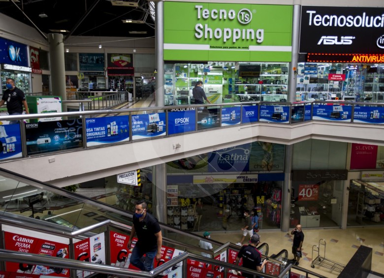 Pocos centros comerciales han podido abrir, aunque sea de manera parcial. Monterrey tiene protocolos de sanidad al ingreso y 80 tiendas de informática y tecnología abiertas. FOTO julio c. herrera