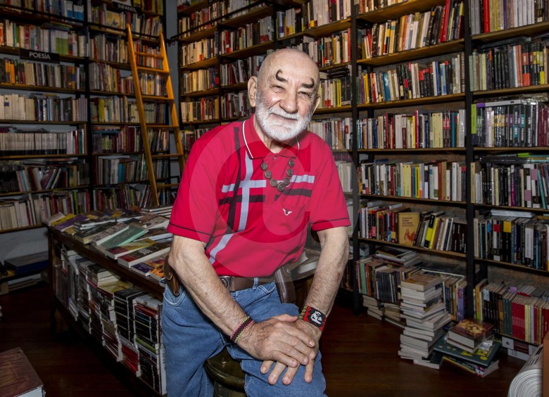 El poeta Verano Brisas Brisas (1938) nació en Salgar, Antioquia. Vive en el Centro de Medellín. En la fotografía aparece dentro de la librería El Acontista, cerca de su casa. FOTO Jaime Pérez 