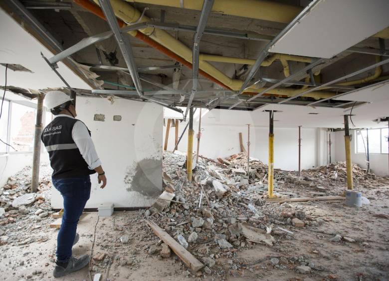 Los encargados del desmonte han tenido que incorporar soportes para que los techos no cedan y caigan sobre ellos. FOTOS EDWIN BUSTAMANTE