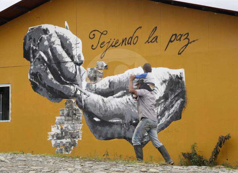 Lo que antes era un fortín de la guerra, en Mesetas, Meta, ahora es un espacio dedicado a la reincoporación y a tejer los sueños que los excombatientes tienen en mente para construir un futuro mejor, para ellos, y para el país. FOTO Manuel Saldarriaga