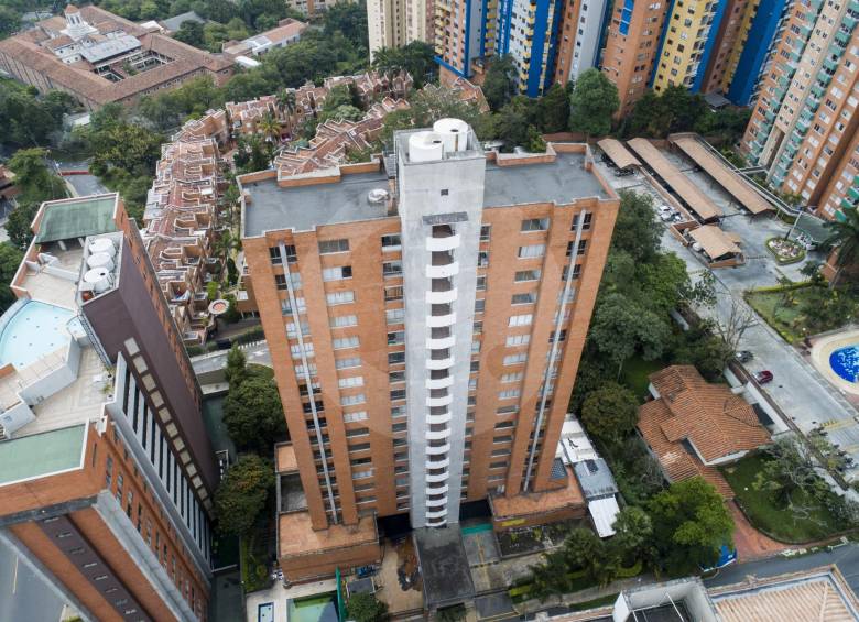El edificio, de 48 apartamentos, está desalojado desde 2016. En la piscina ya hay problemas de plagas, según los vecinos. FOTOS Esteban Vanegas