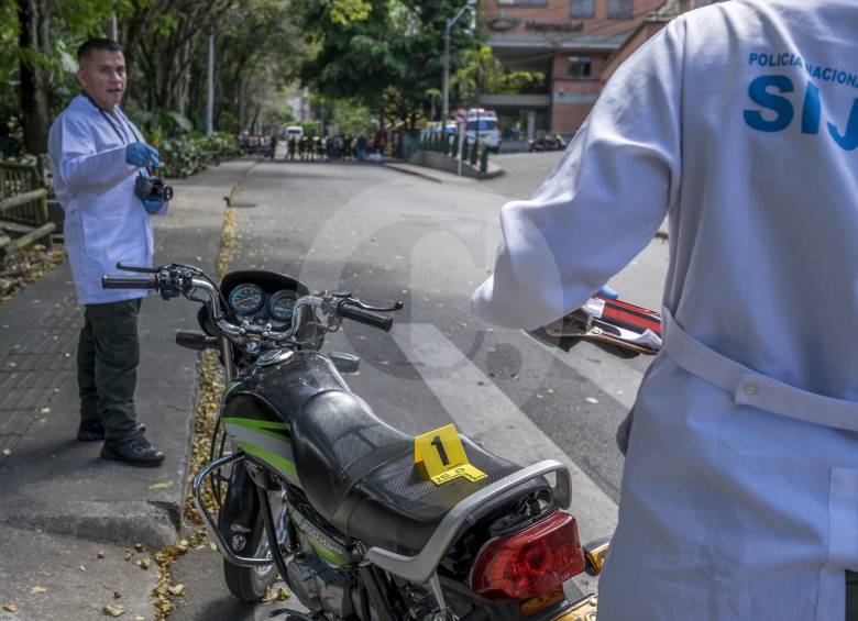 La canalización de la quebrada El Chocho, en la comuna 16, fue escenario este miércoles de un ataque armado. FOTO SANTIAGO MESA