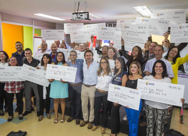 Los reconocimientos económicos los reciben el rector, los profesores y la planta administrativa del colegio. FOTO Julio C. Herrera