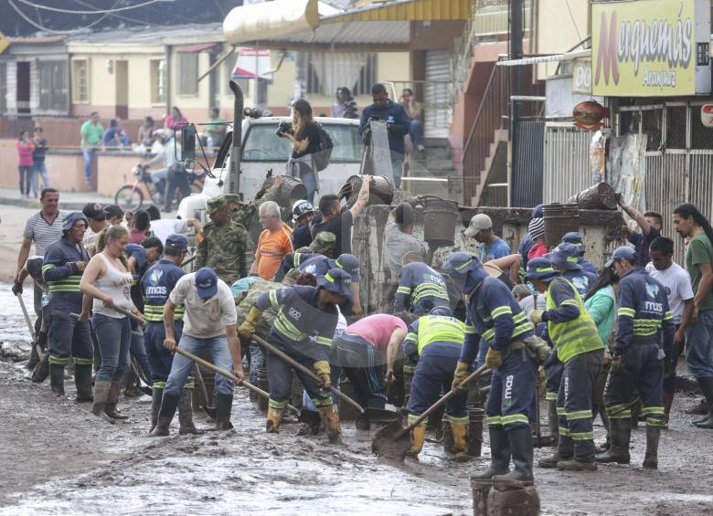 Docenas de voluntarios ayudaron con la limpieza del lodo de las calles.
