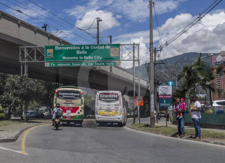Los buses que antes pasaban por la autopista ahora tienen que desviarse por la Avenida Regional en Niquía y luego retomar su ruta en el intercambio vial de Solla, en límites con Medellín. Algunos usuarios han tenido que pagar doble pasaje. FOTO Santiago Mesa