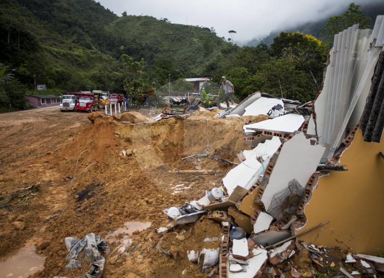 Mientras se trabaja para rehabilitar la vía, algunos de los afectados rescatan pertenencias de los inmuebles sepultados o en riesgo. La reapertura de la carretera es incierta. FOTO julio césar herrera