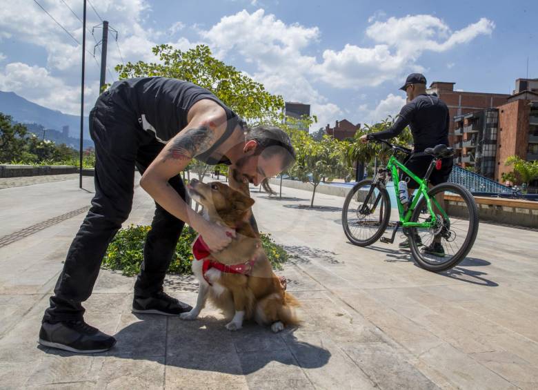 Juan Felipe Zapata, con su mascota Foxy, se volvió un habitual visitante del parque. Por el lugar pueden transitar bicicletas pero si los usuarios las llevan en la mano. FOTOS esteban vanegas