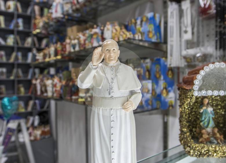 En Medellín ya se están vendiendo artículos sobre la visita del Papa Francisco. FOTO ROBINSON SÁENZ
