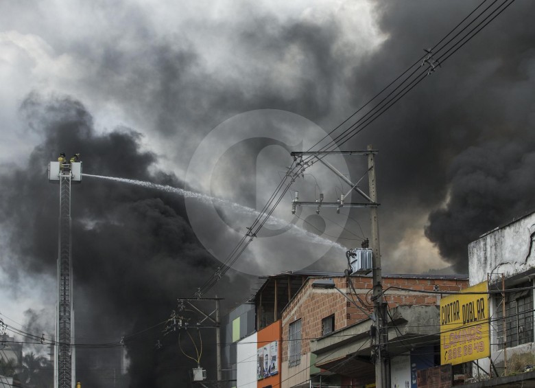 Incendio en bodega Pinturas Luis Posada, en el centro de Medellín. FOTO SANTIAGO MESA