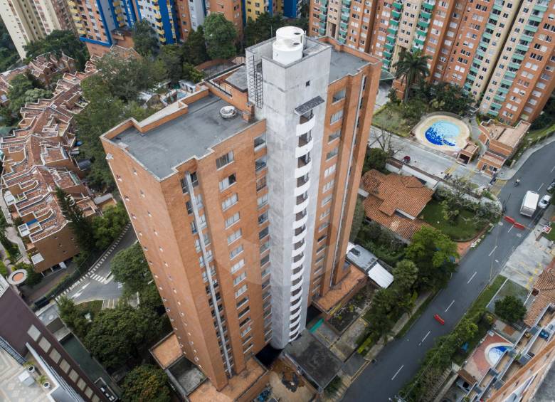 Edificio Bernavento tiene fallas estructurales y la Alcaldía de Medellín ordenó su demolición. Dueños de los 48 apartamentos se negaron a hablar con EL COLOMBIANO. FOTO Esteban vanegas